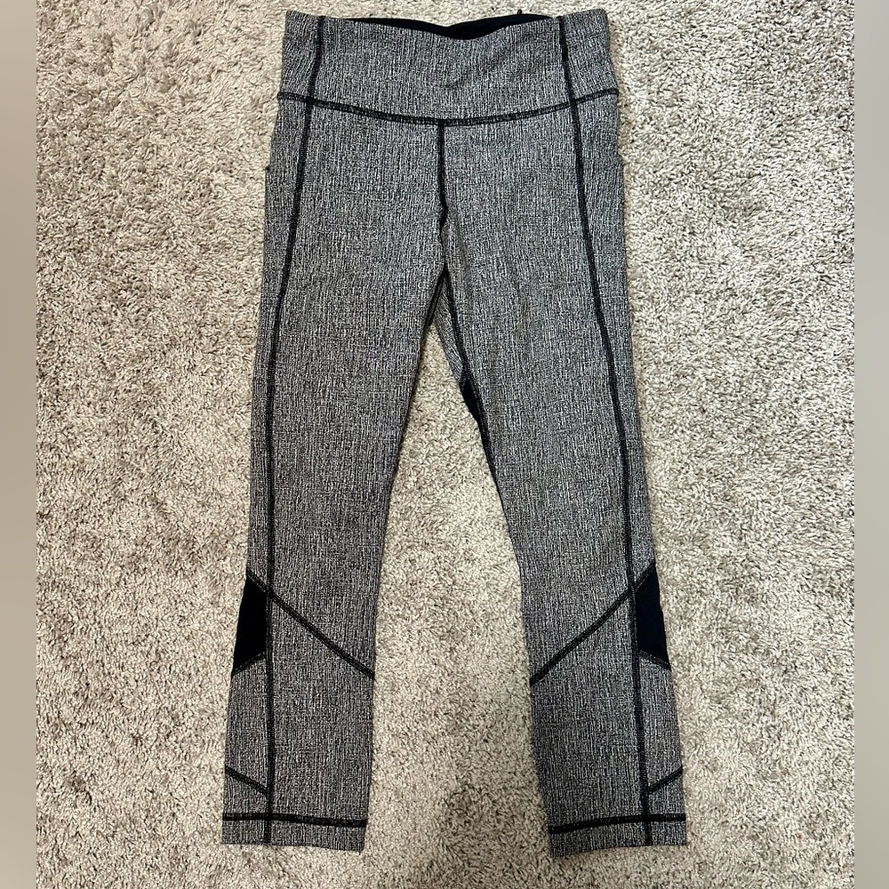 LULULEMON 7/8 CROP BLACK AND WHITE SIZE 4 BRAND NEW CONDITION
